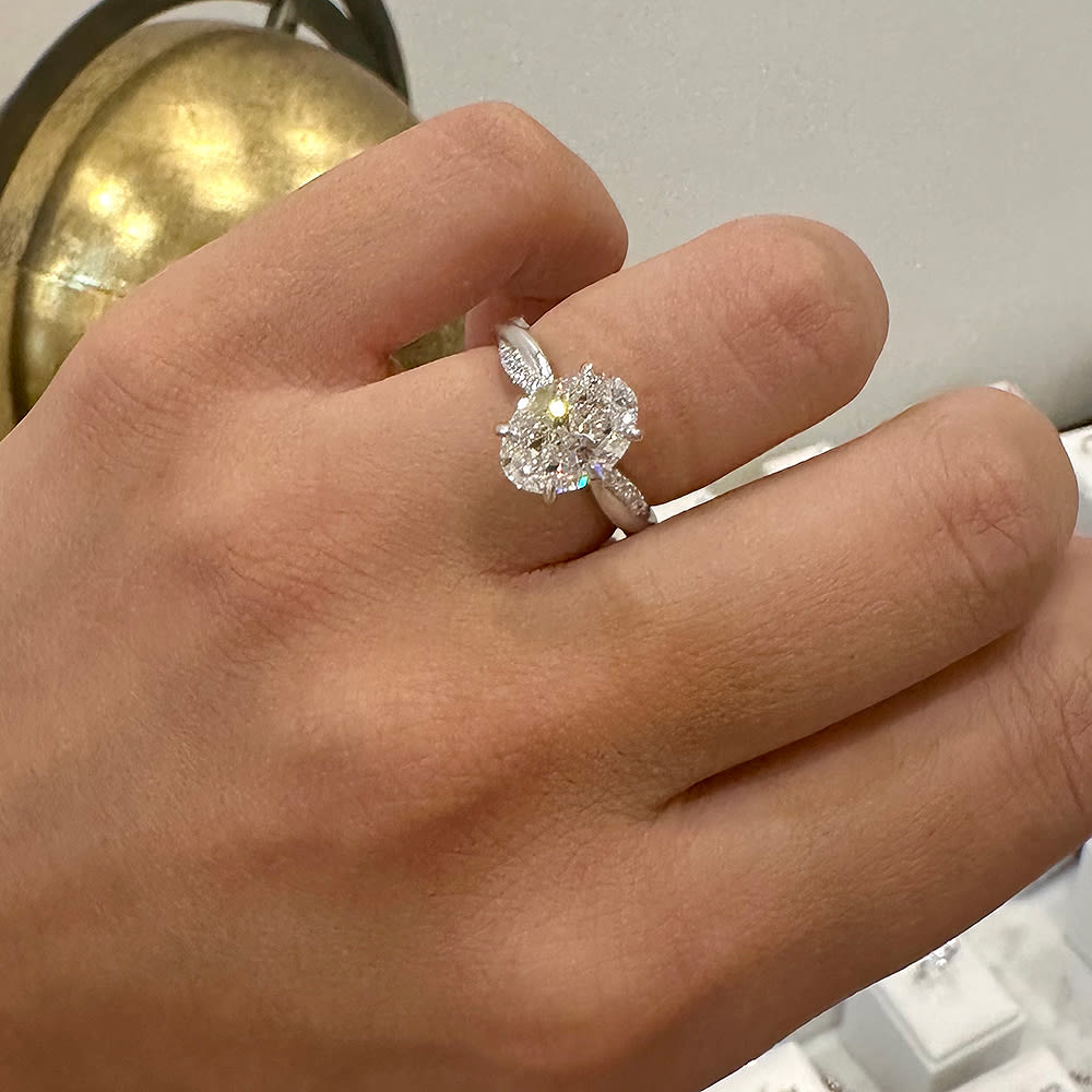 How to Choose an Oval Engagement Ring: Benefits, Carat Size, and What's  Trending