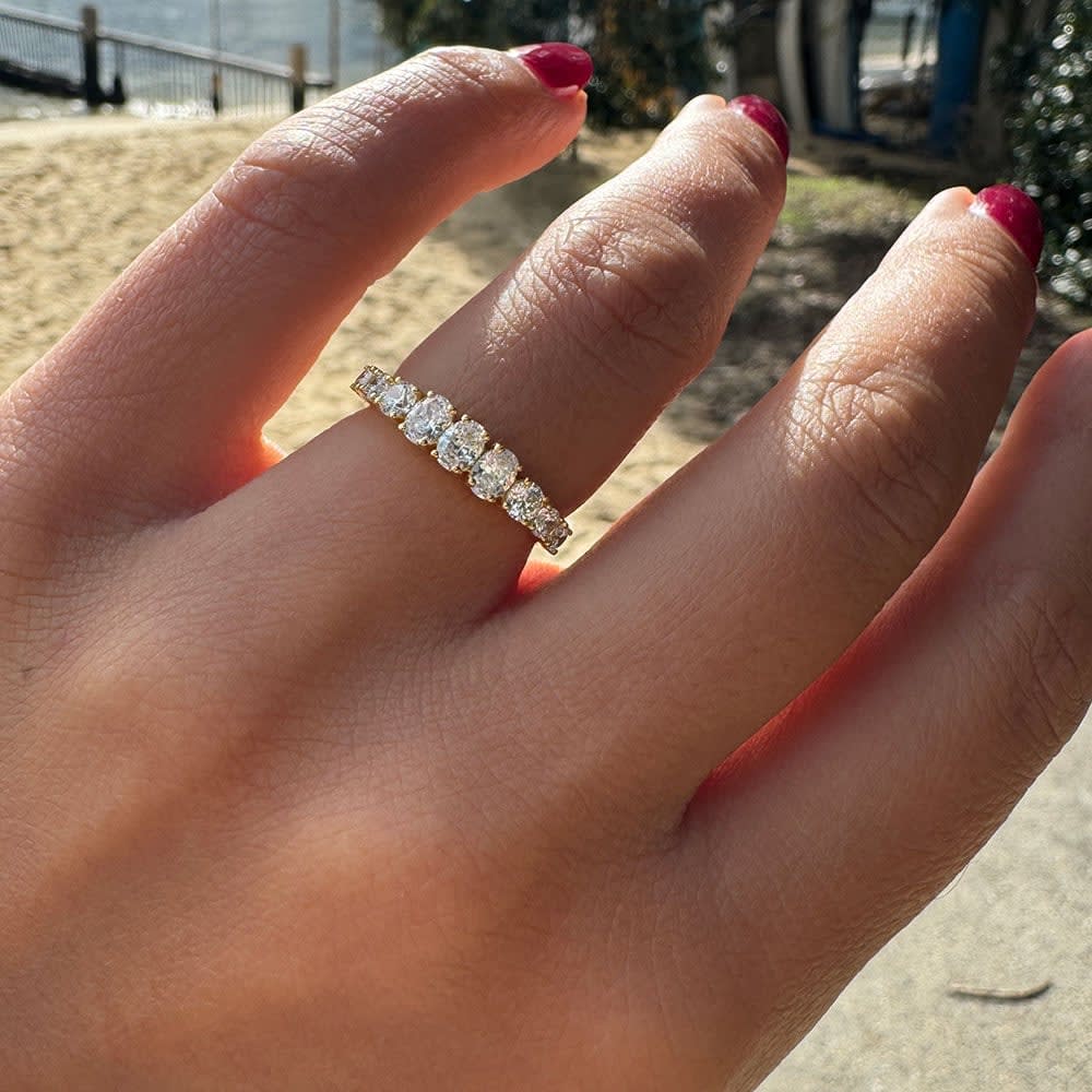 Tapered oval diamond band