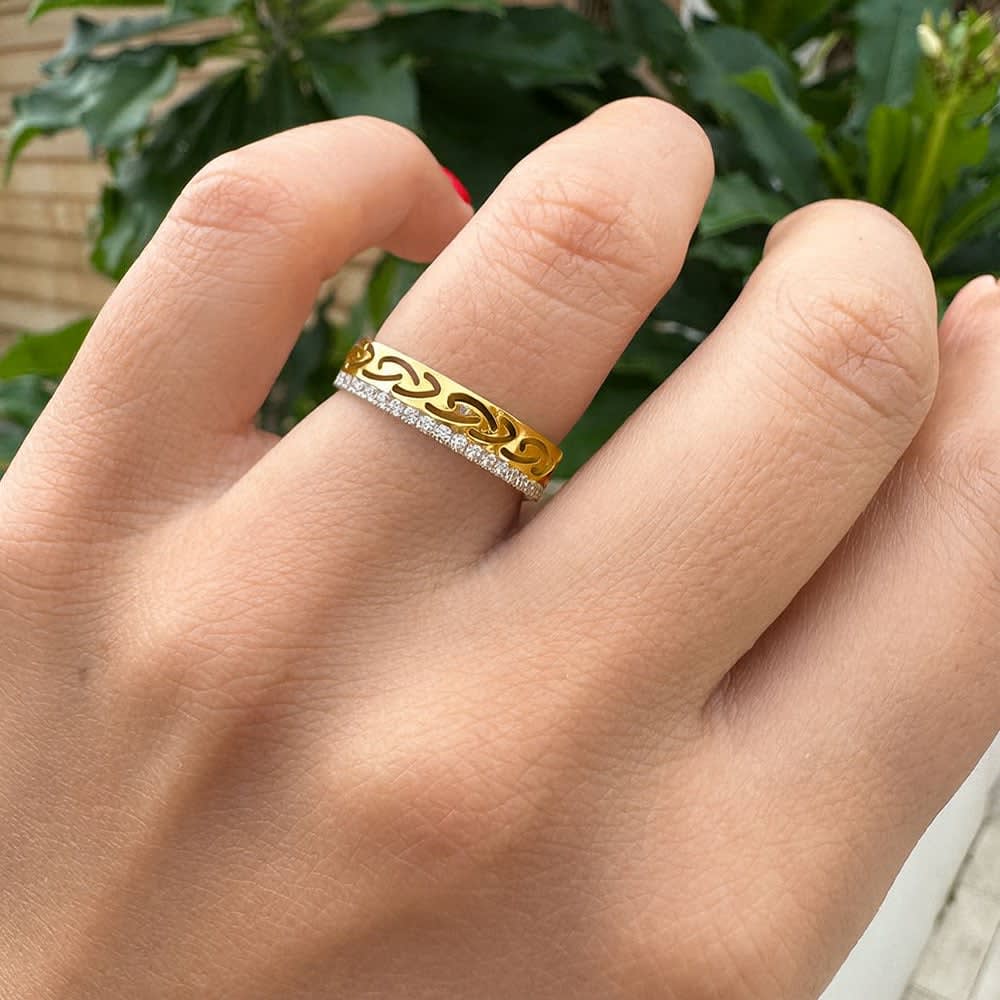 Unique pattern and diamond gold band