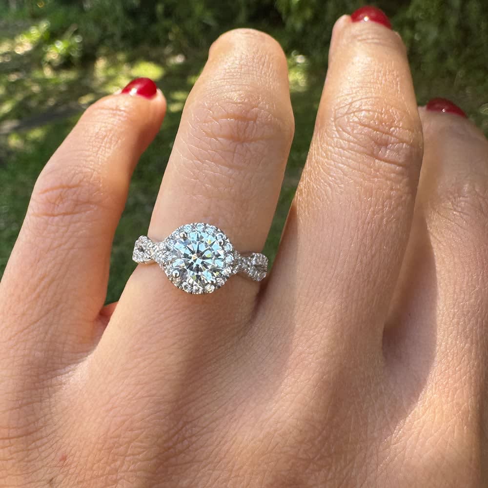 Round brilliant cut diamond on twisted band