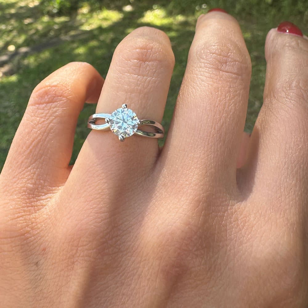 Round brilliant cut diamond on a plain unique band