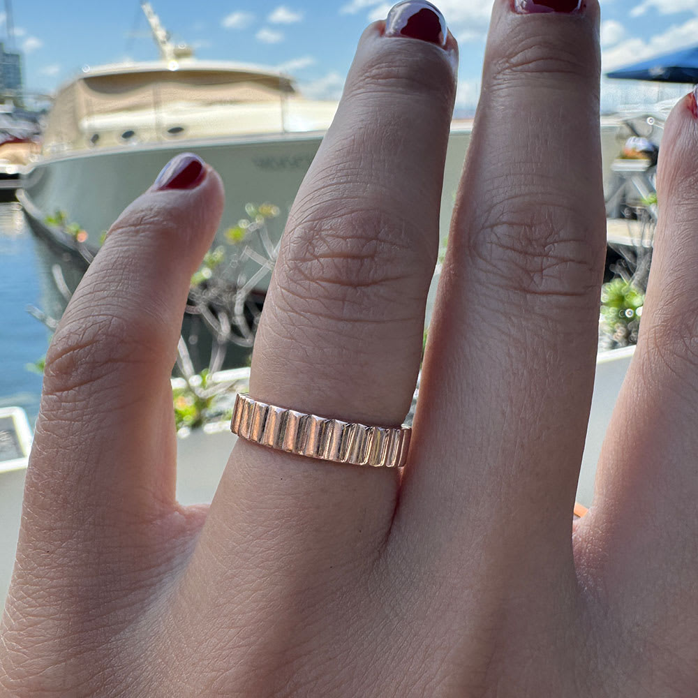 Grooved flat cigar band