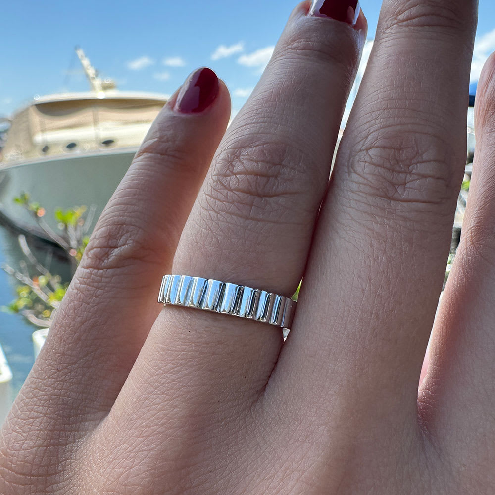 Grooved flat cigar band