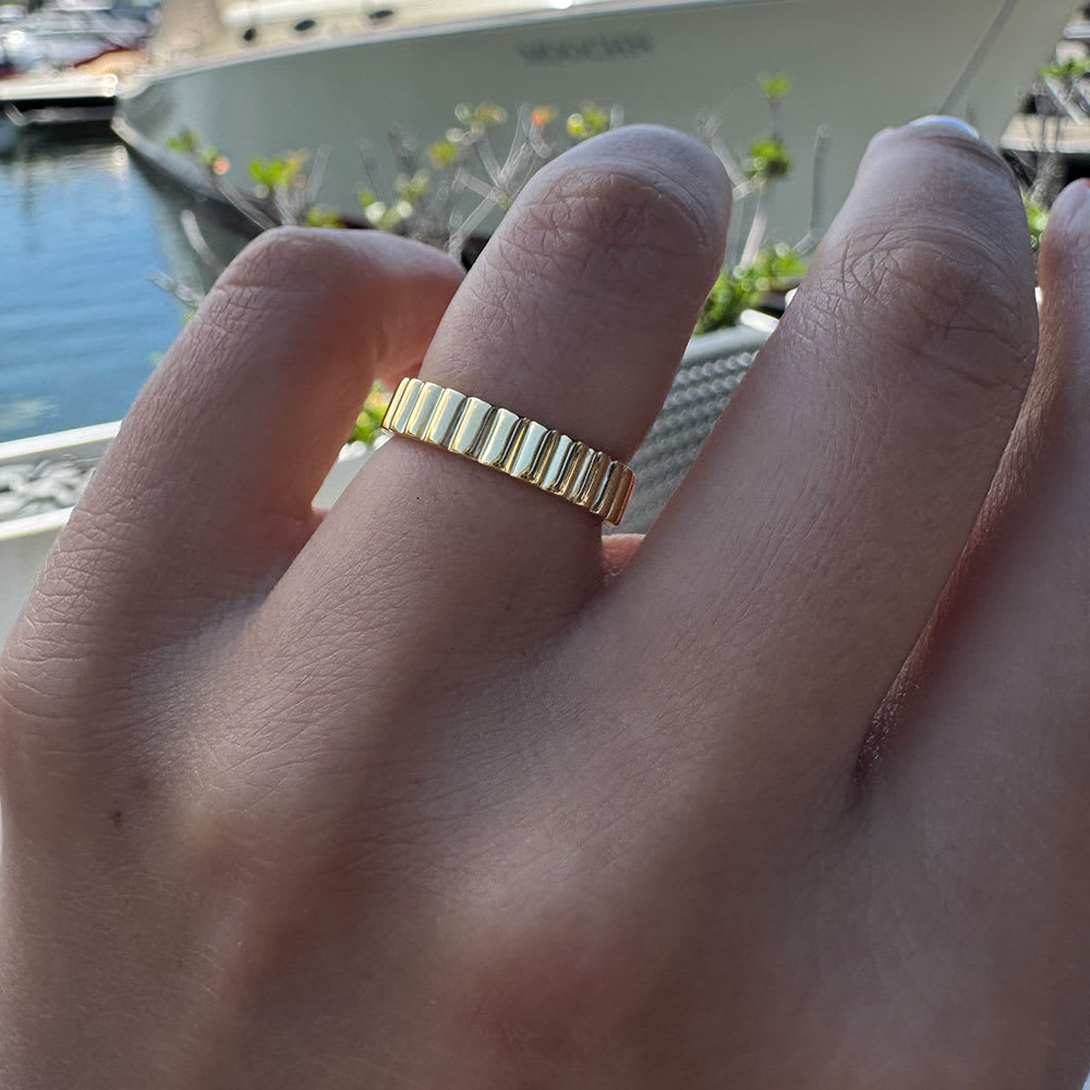 Grooved flat cigar band