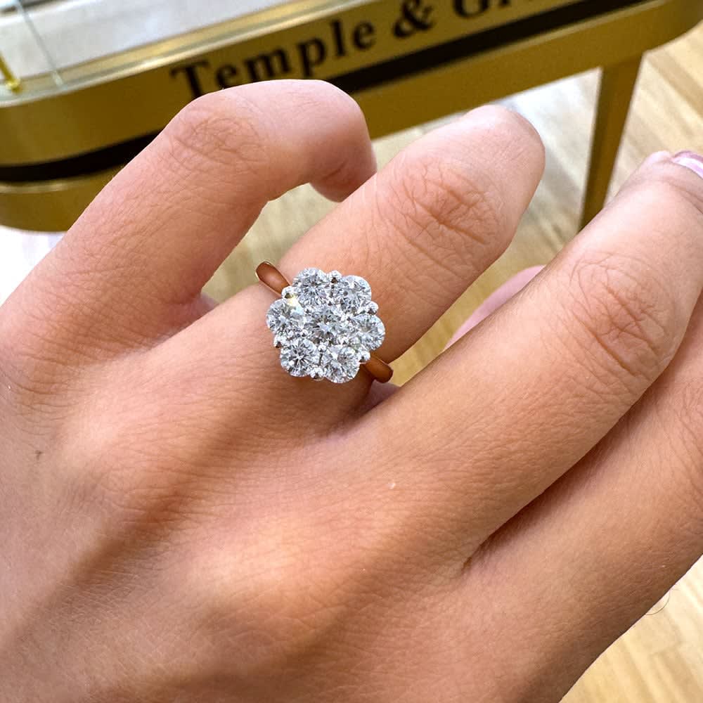 Round diamond in cluster setting