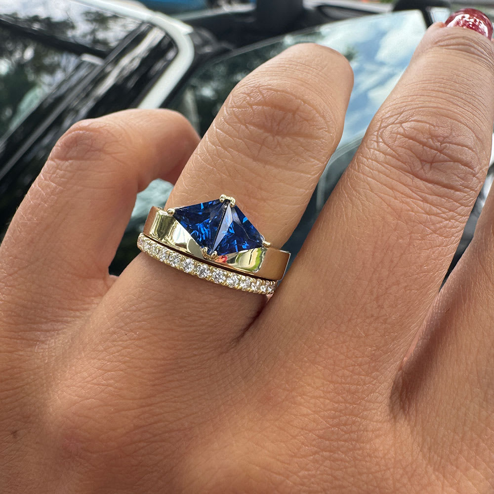 Cigar band with lab grown blue sapphire