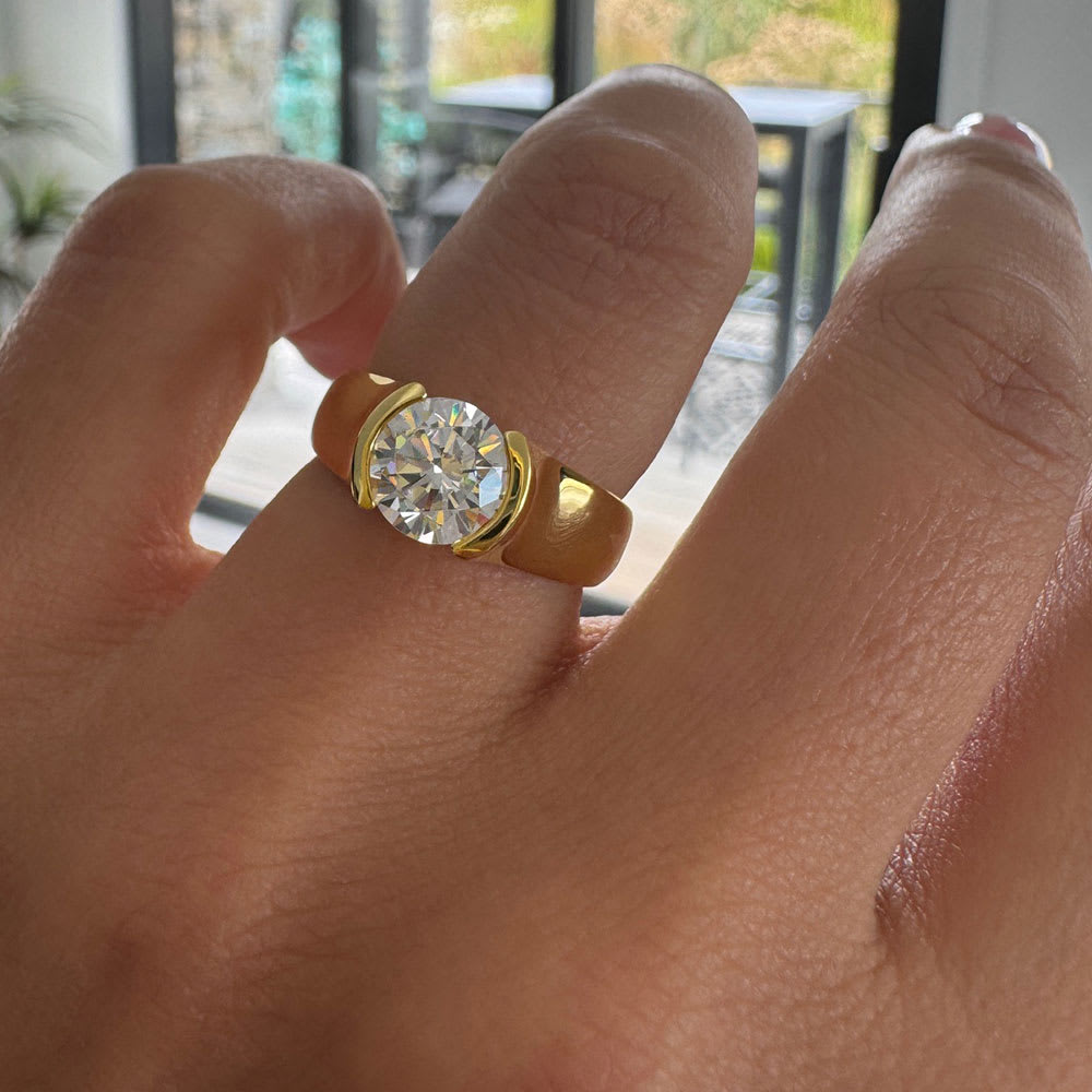 Wide band with round diamond