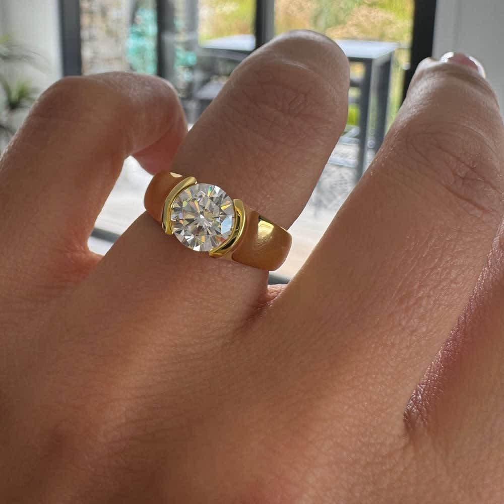 Wide band with round diamond