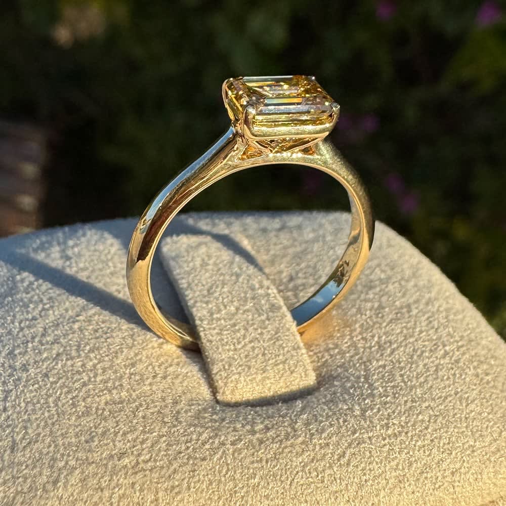 Fancy Intense Brownish yellow ring
