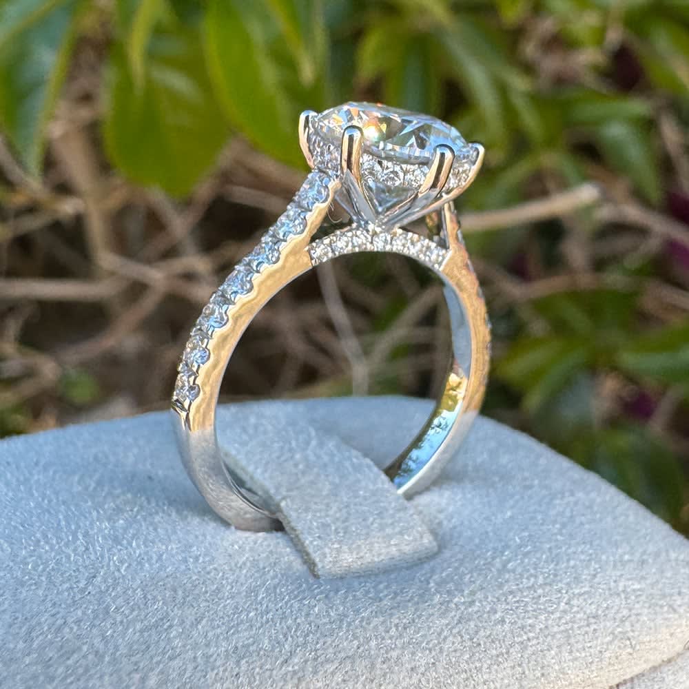 Round diamond with hidden halo and diamond band