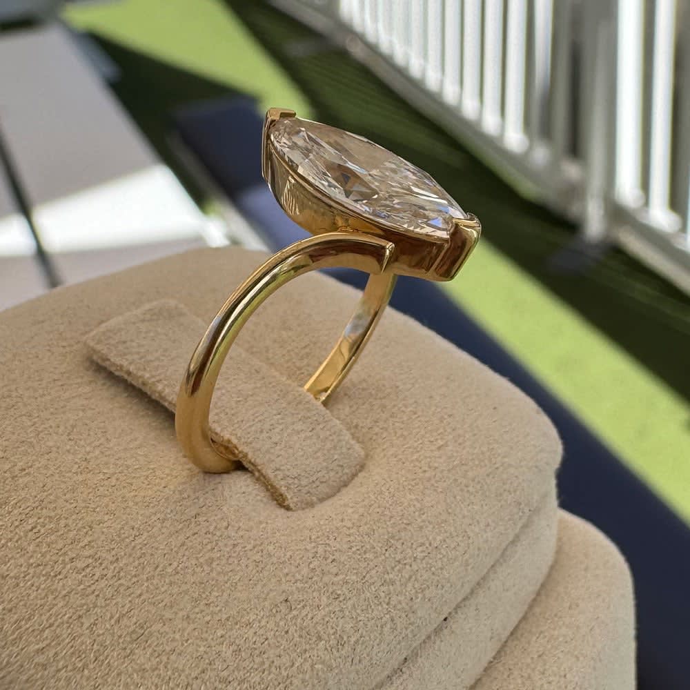 Marquise on a gold band yellow