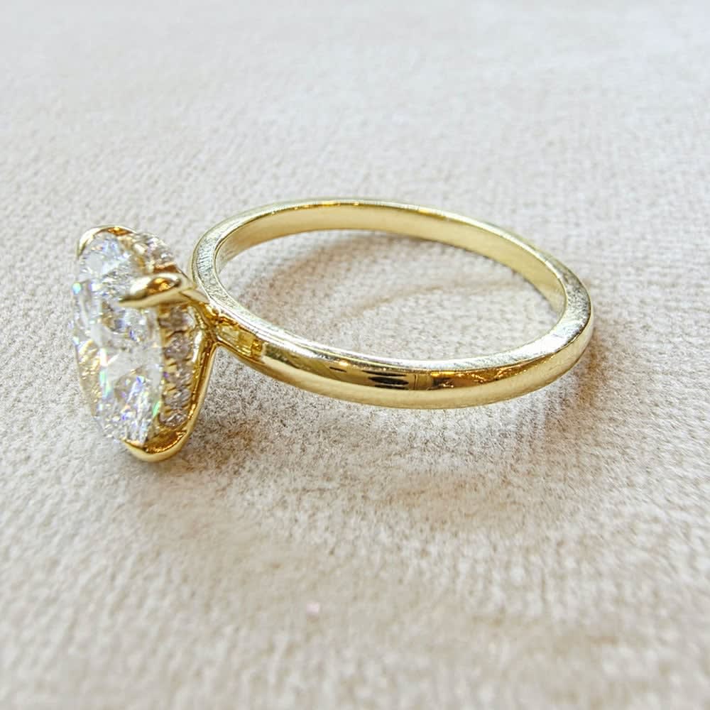 2 carat oval D VVS2 in yellow gold