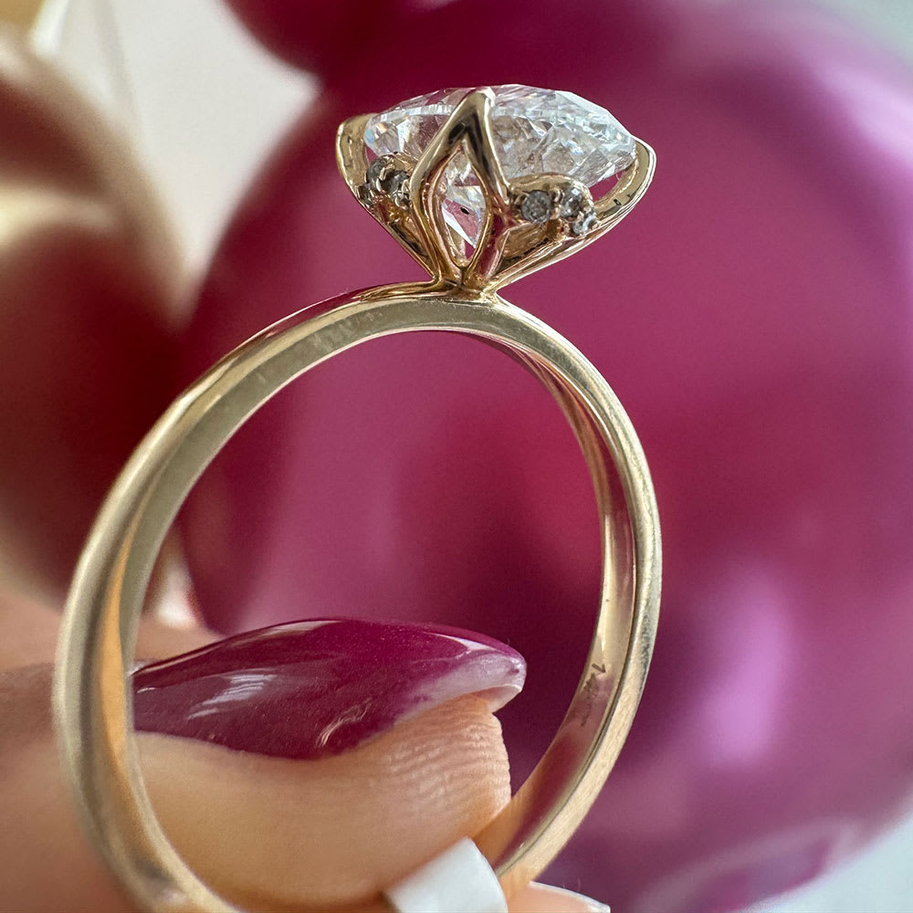 Oval on a tulip setting plain band