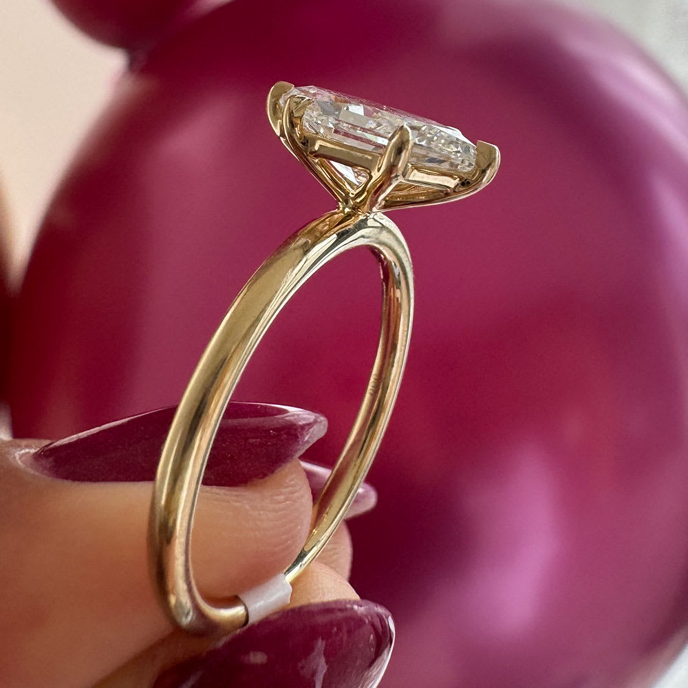 Engagement ring set with Dutch marquise