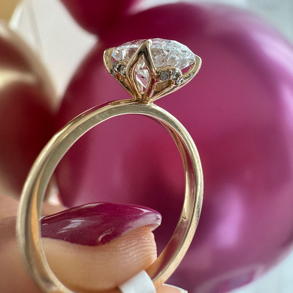 Oval on a tulip diamond setting