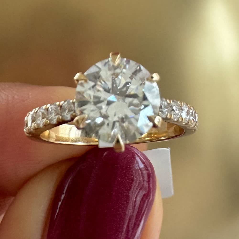 Round diamond with diamond band