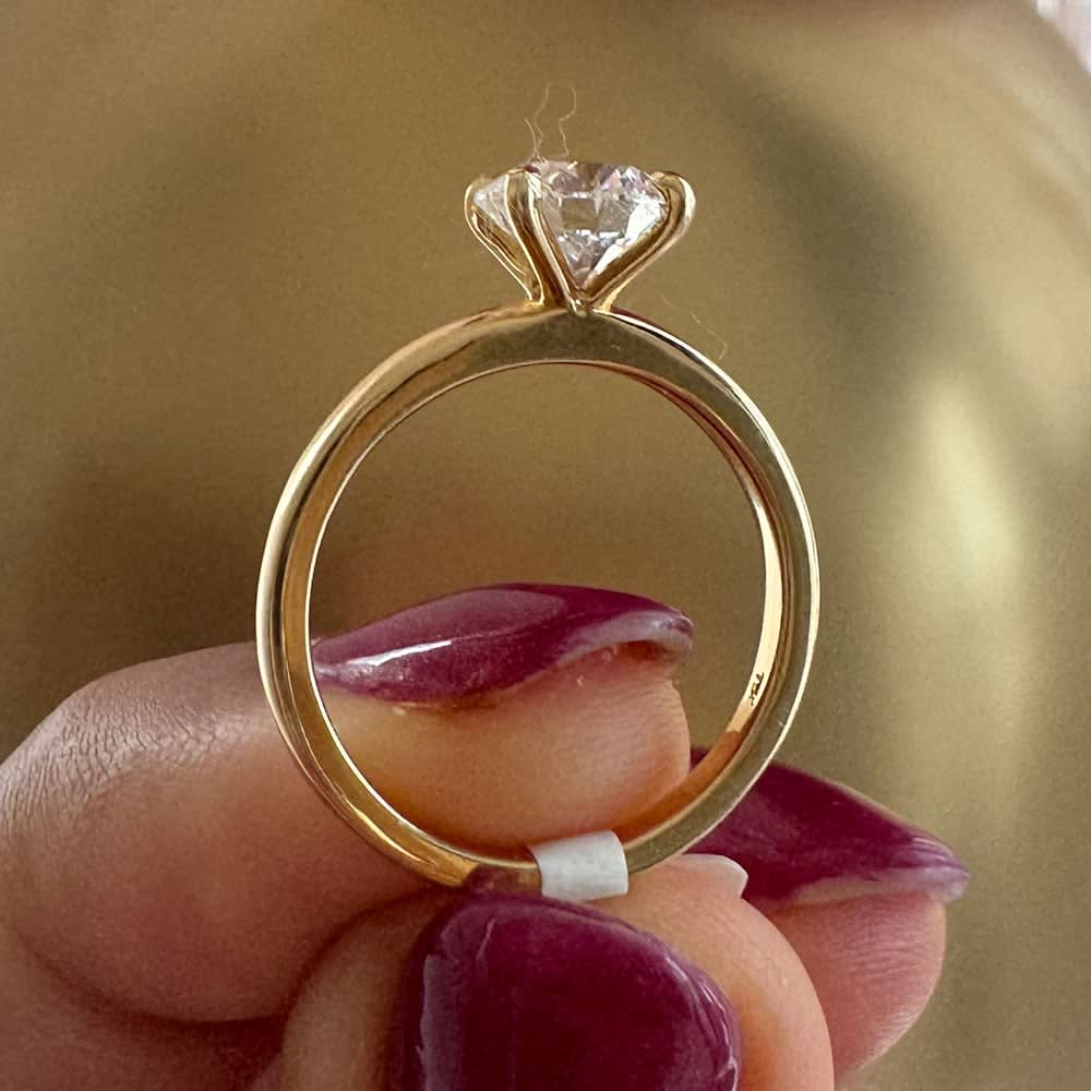 4 prong round diamond on gold band