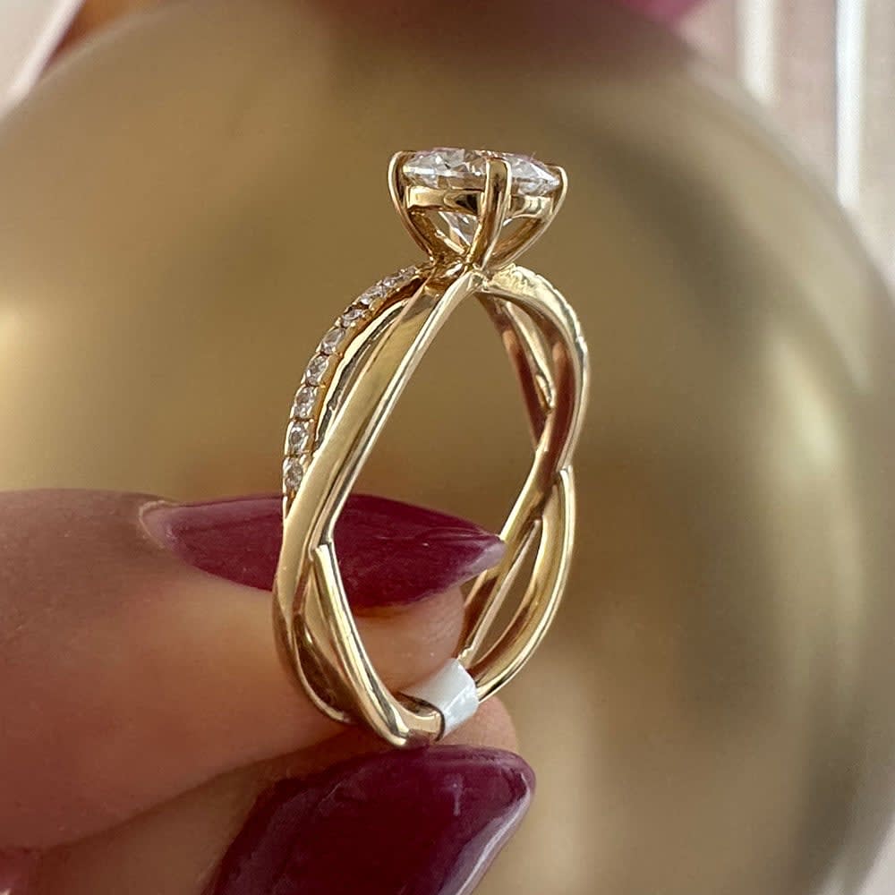 Round diamond on infinity band
