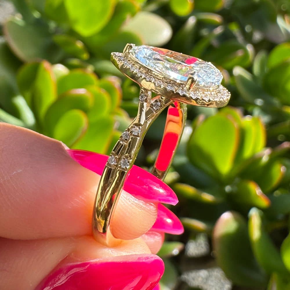 Pear cut diamond with halo