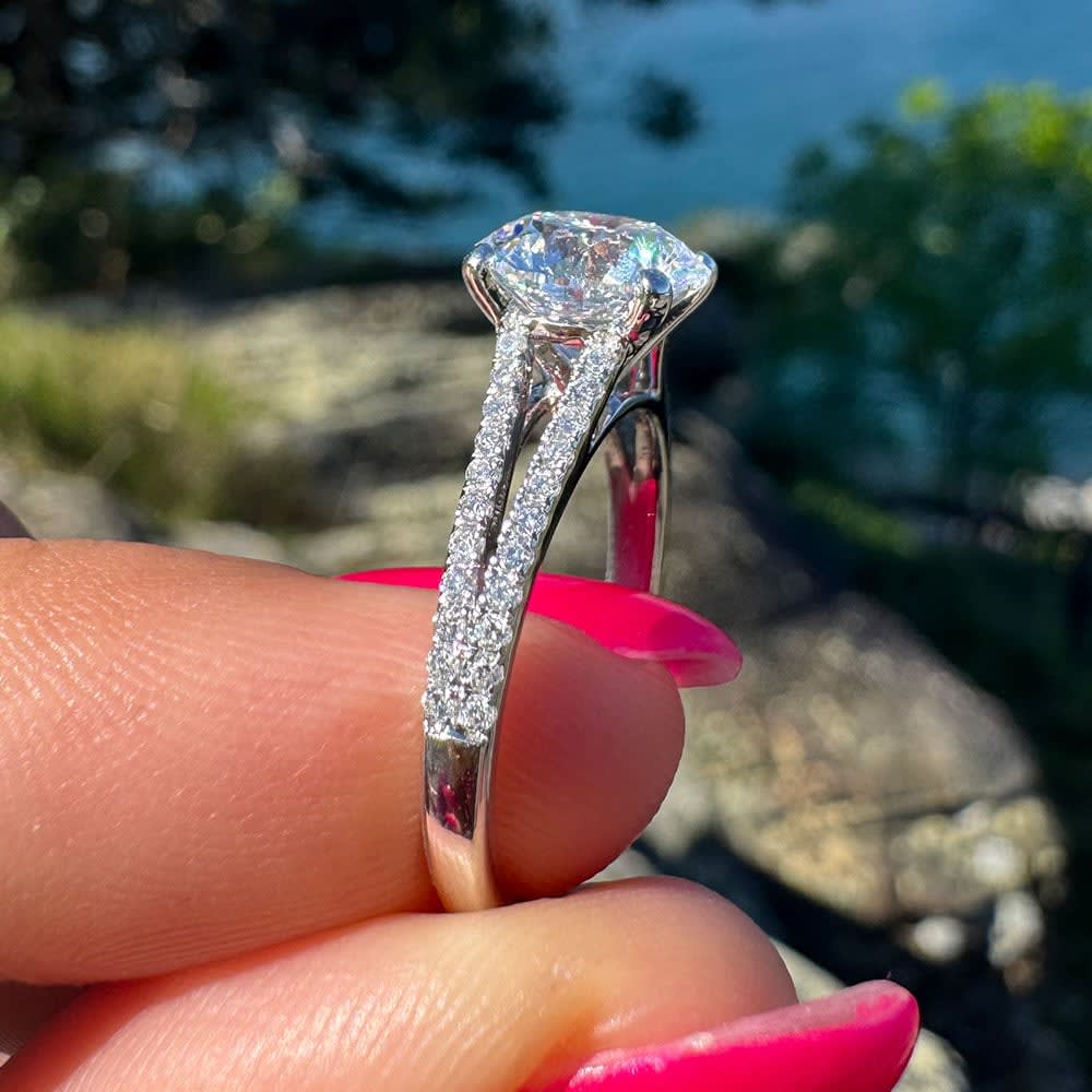 D VVS1 round diamond on a split band