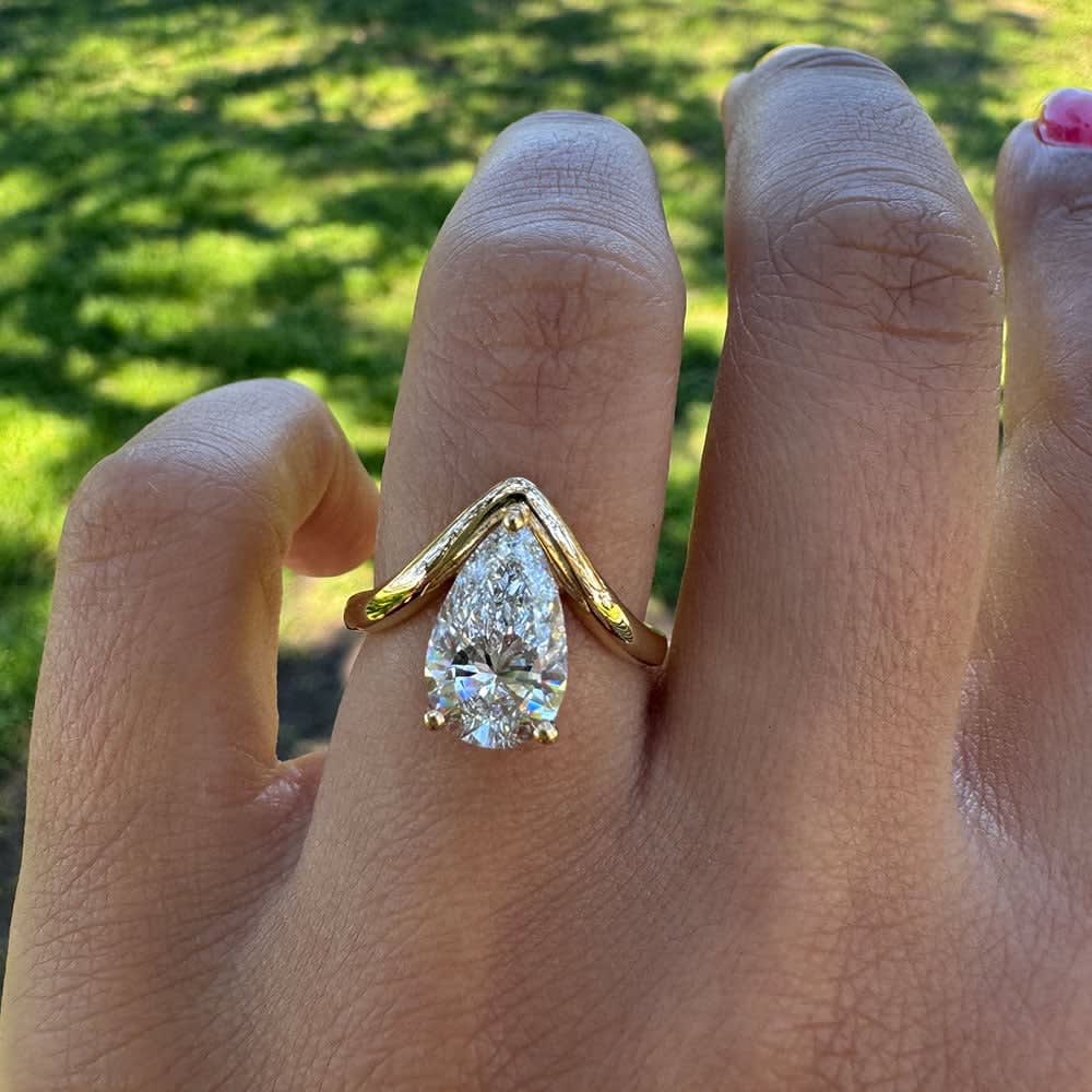 D VVS2 pear diamond on a gold band