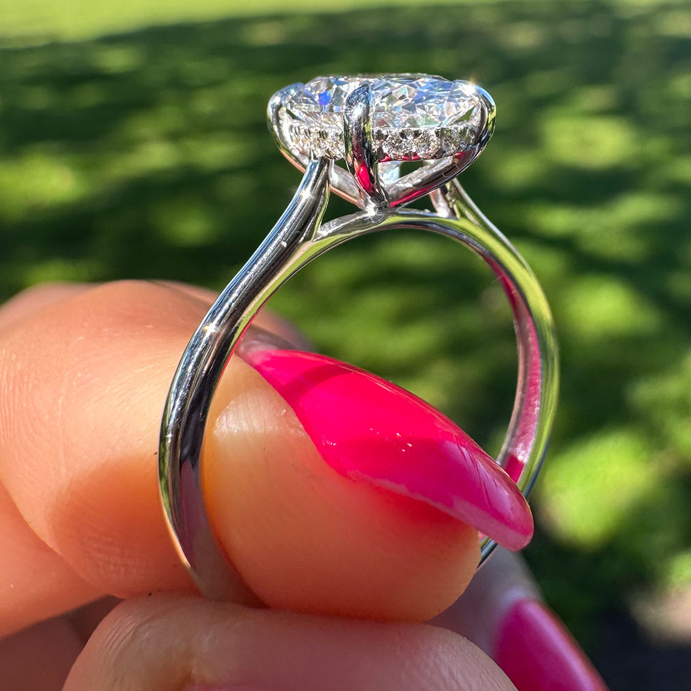 White gold oval ring set with 2 carat