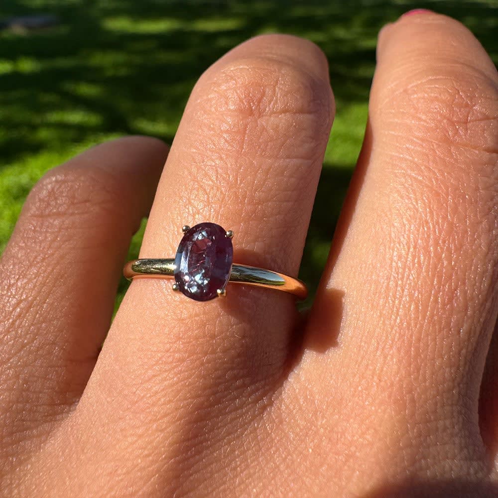 Lab alexandrite on a gold band 18k yellow