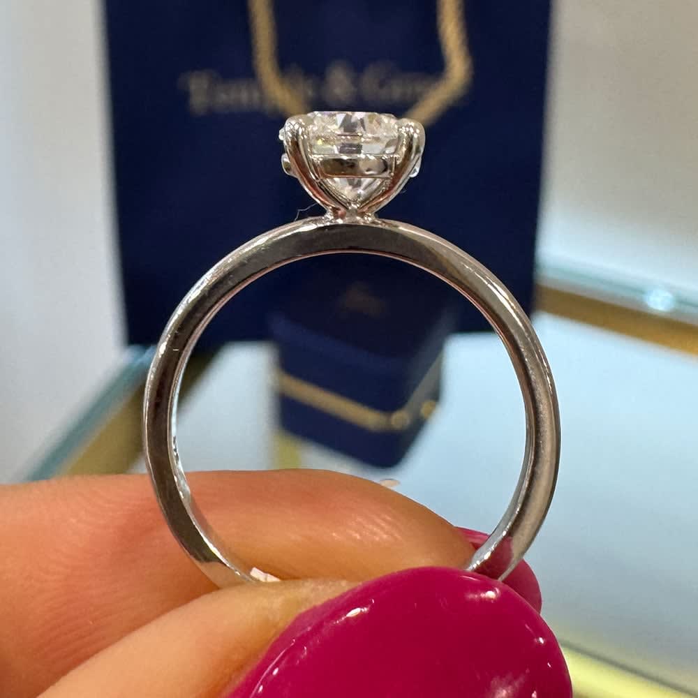 1ct round lab diamond set in white gold