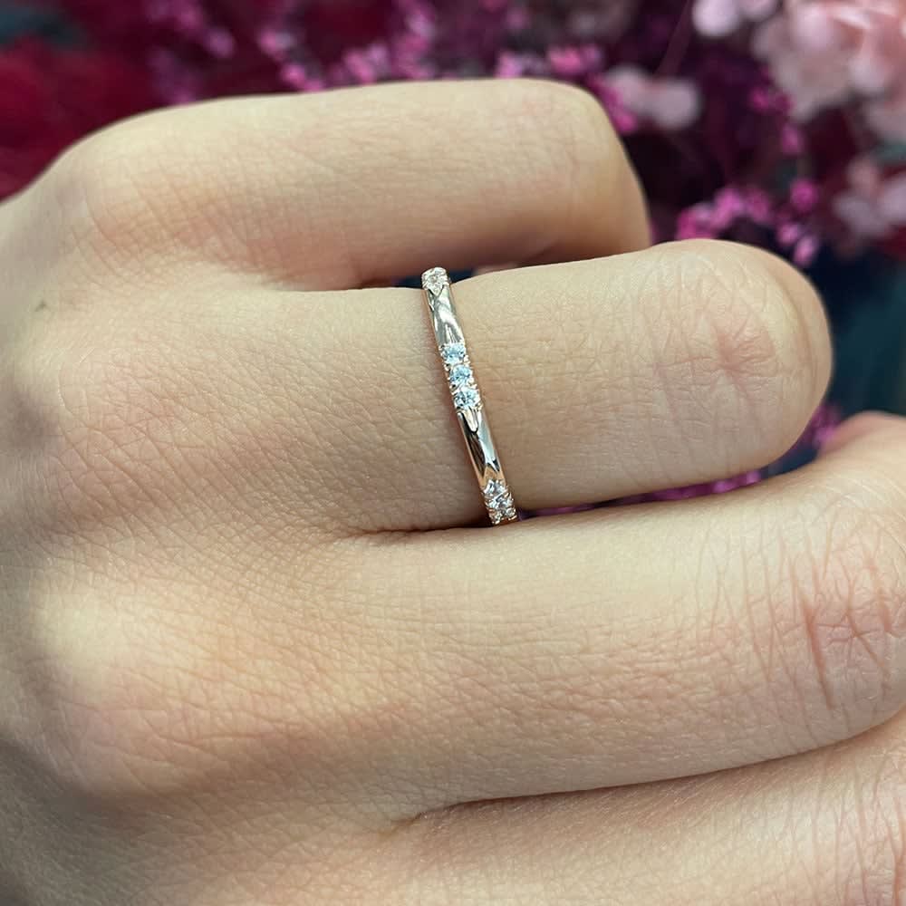 Carved ladies wedding ring in yellow gold