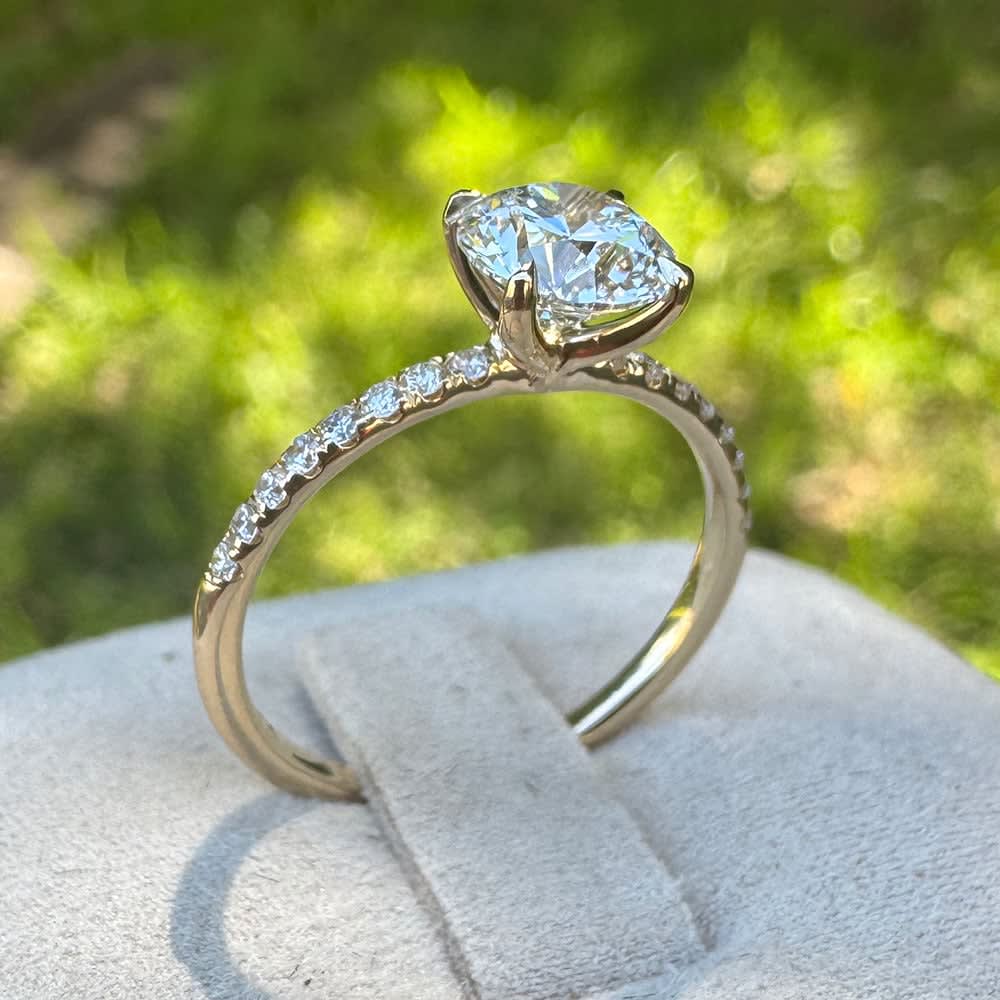 9k yellow gold with D VVS1 round diamond