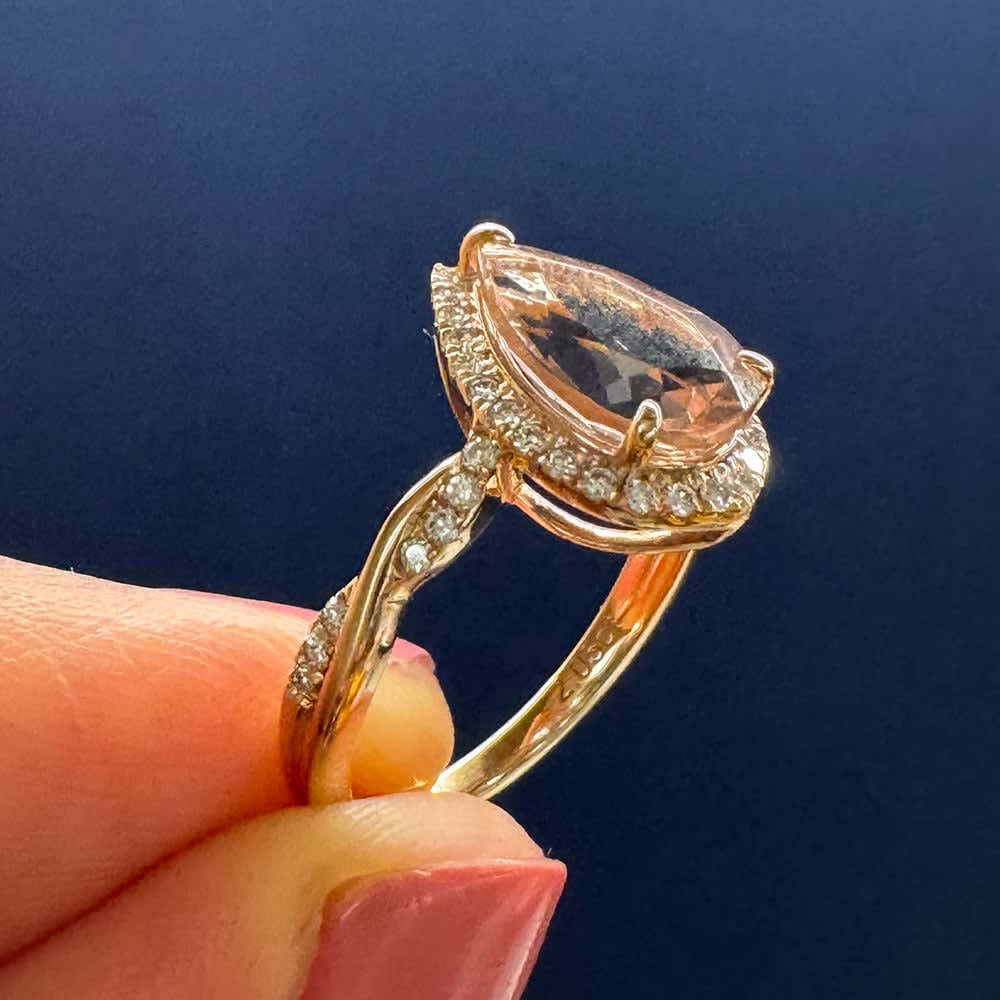 Natural morganite set in rosegold ring