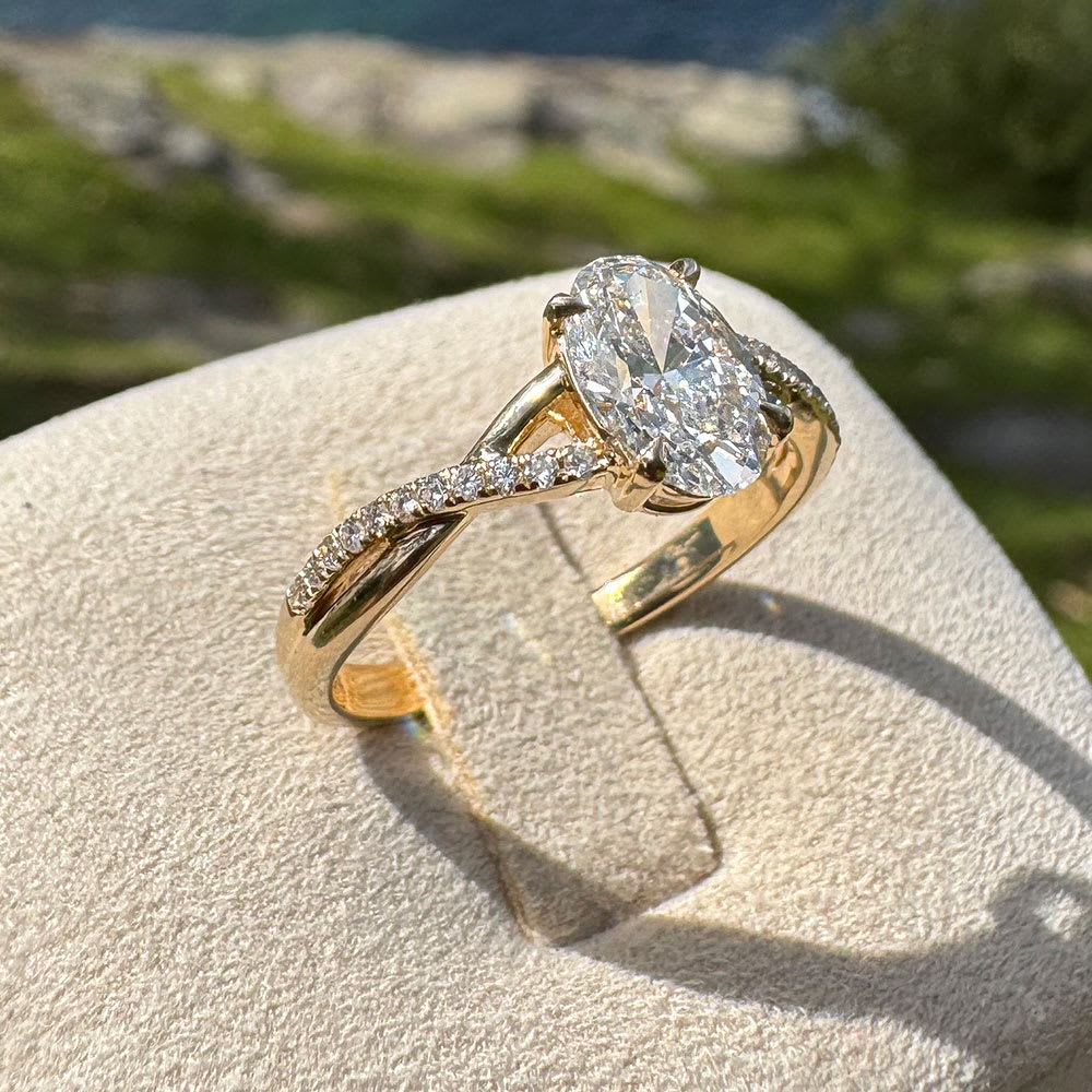 1 carat D VVS1 oval Diamond on a twisted band