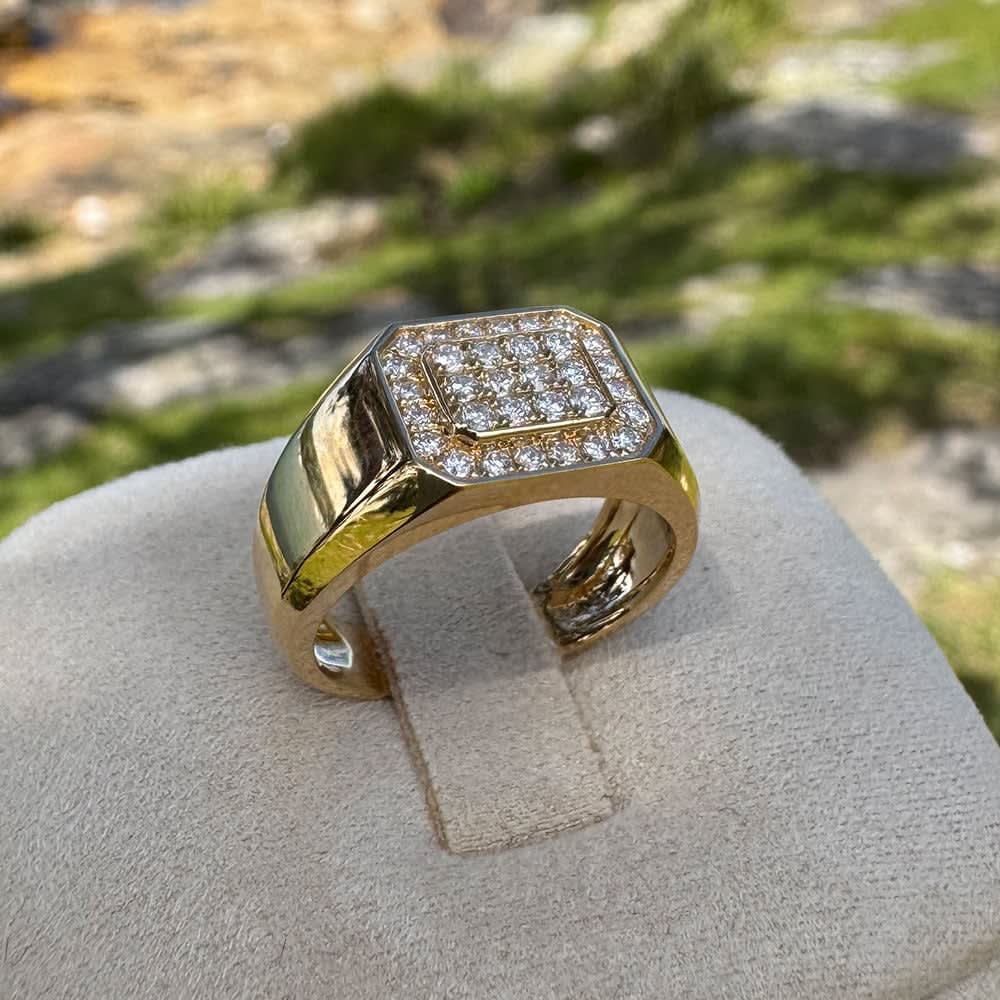 18k yellow Gold and diamond signet ring
