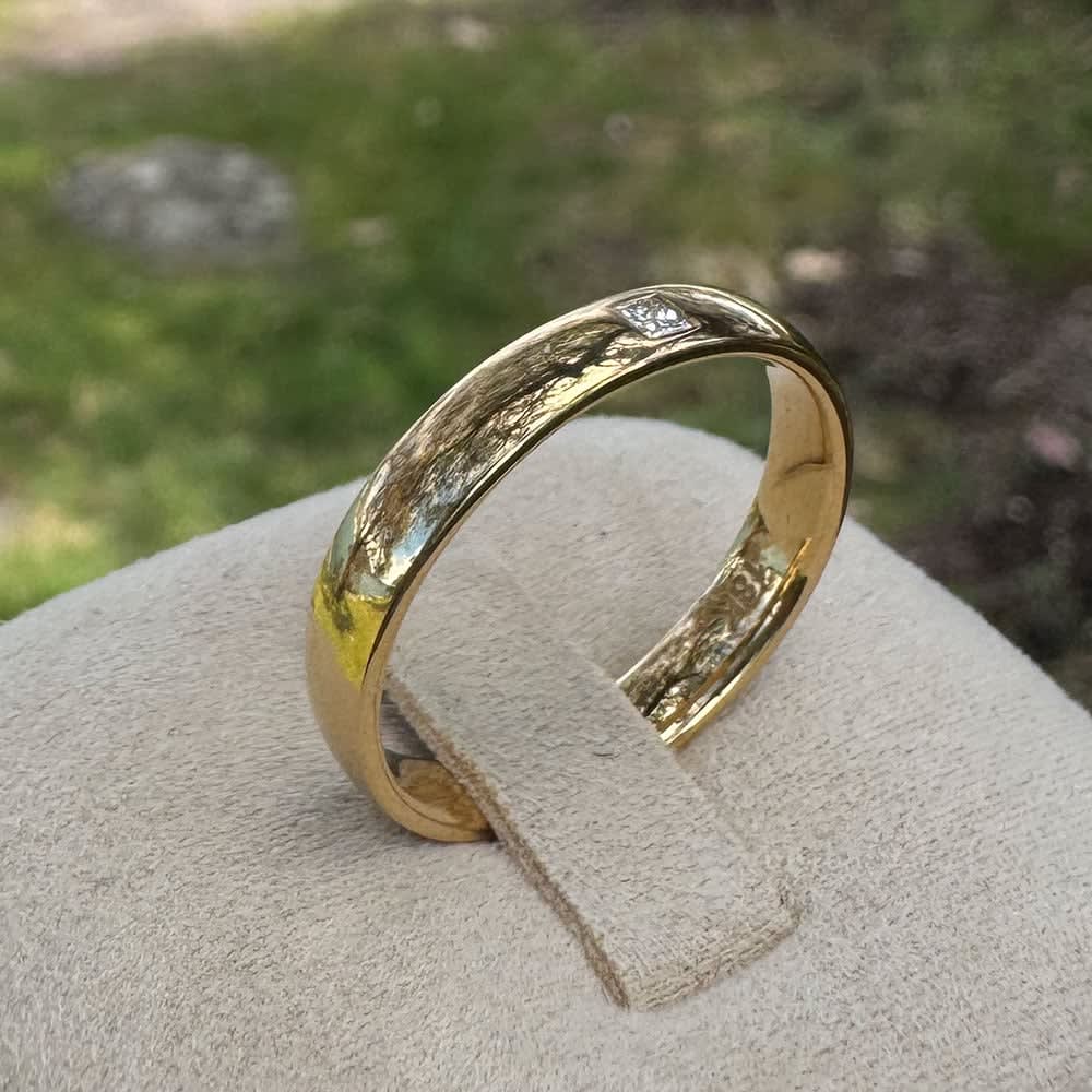 18k gold ring with drop set princess cut