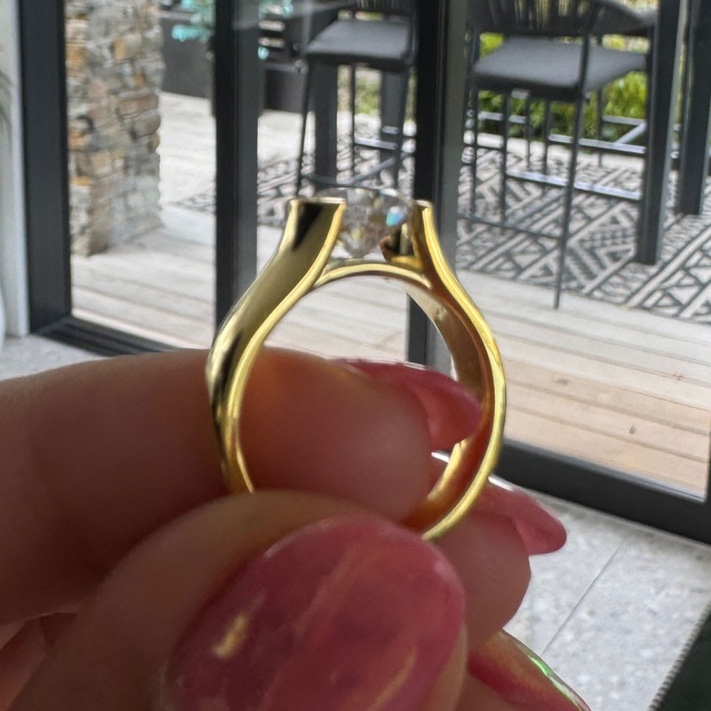 Wide band with round diamond