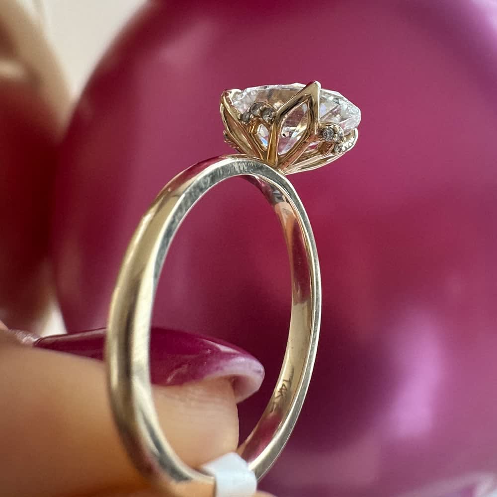 Oval on a tulip diamond setting