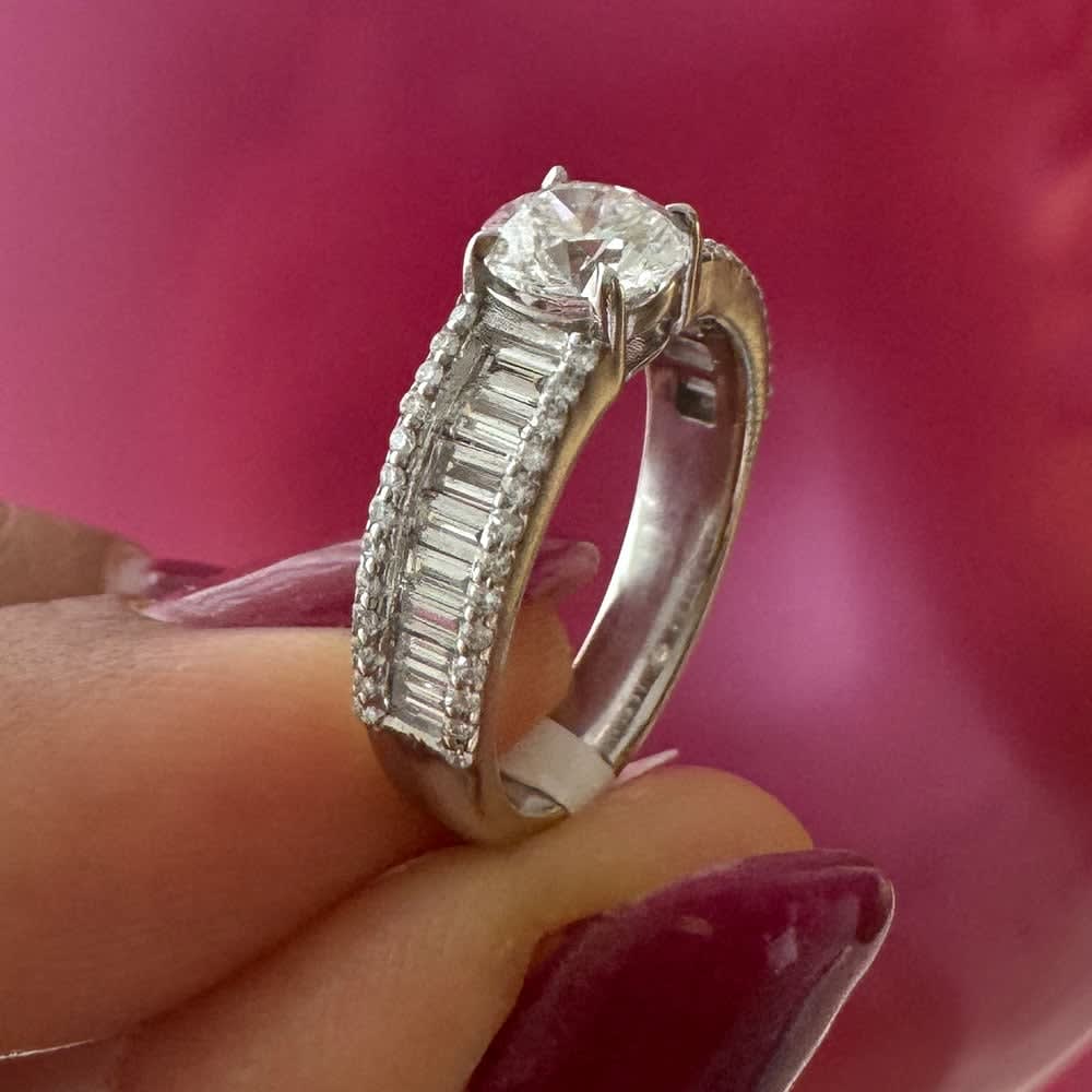 Round diamond with baguette ring