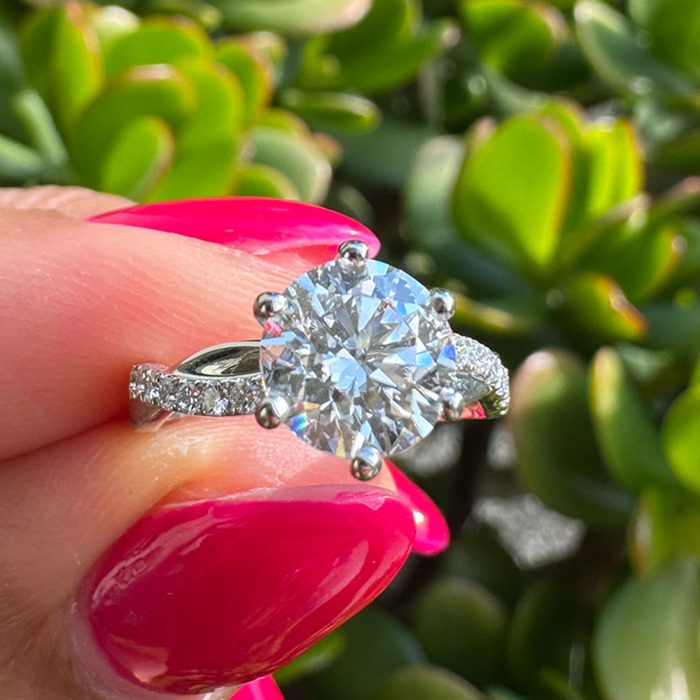 Round brilliant set on 6 prongs on a twisted band