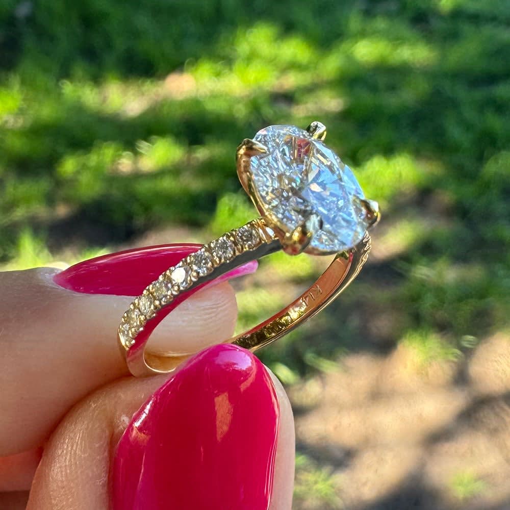Oval lab D VS2 on a diamond band