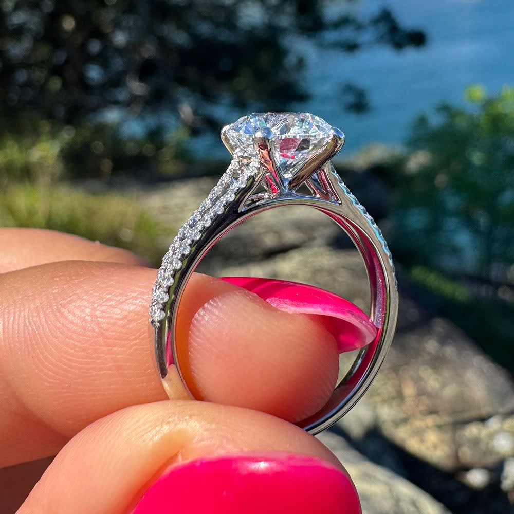 D VVS1 round diamond on a split band