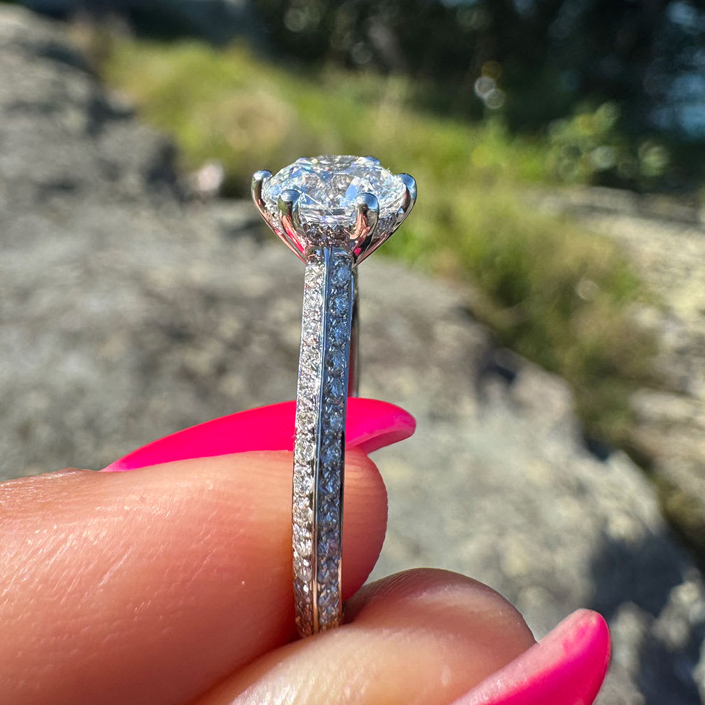 Round diamond on a knife edge diamond band