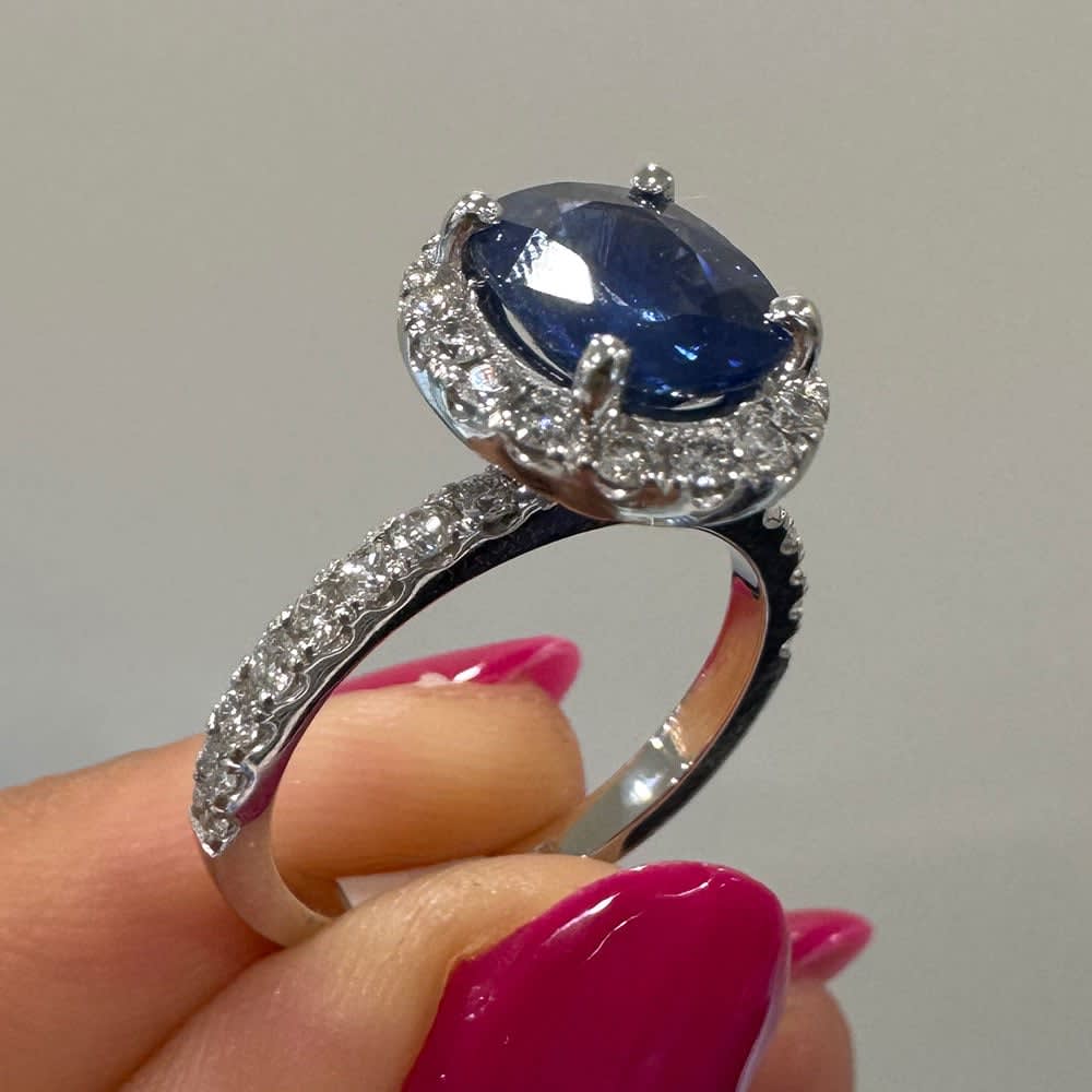Natural blue saphhire and diamond ring