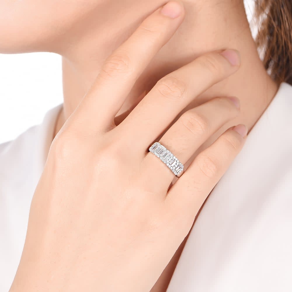 Baguette and Round cluster Band in white gold