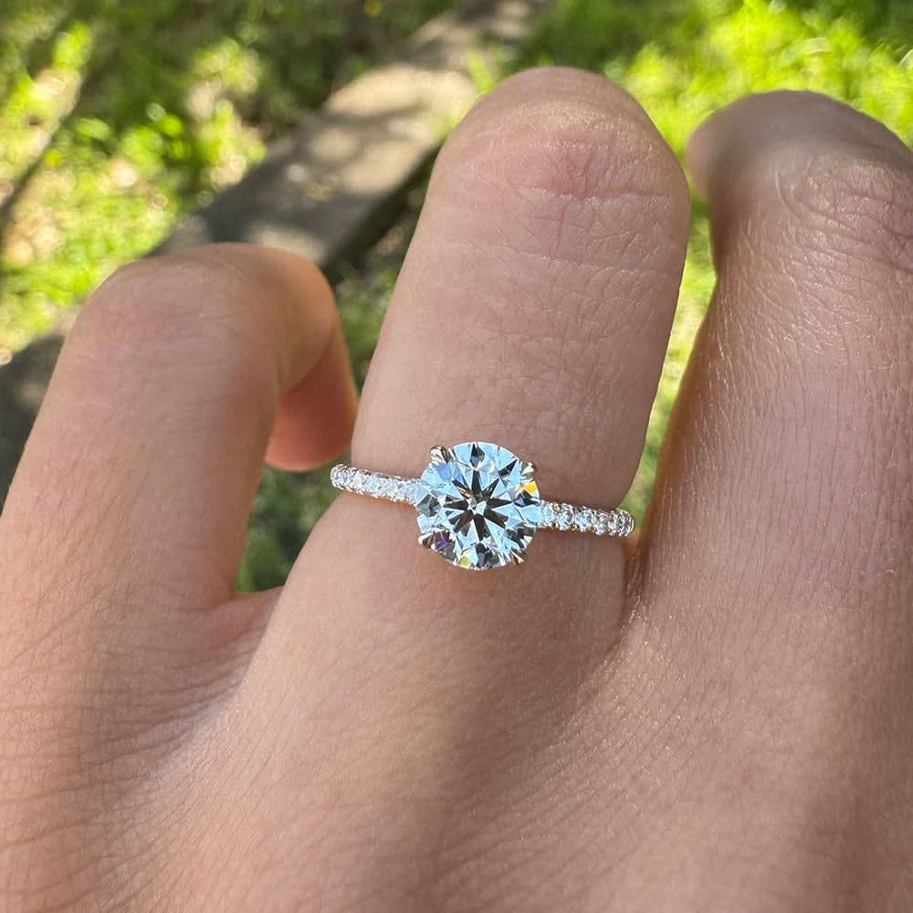 9k yellow gold with D VVS1 round diamond