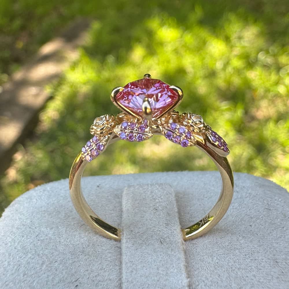 Unique pink diamond ring in 18k yellow gold