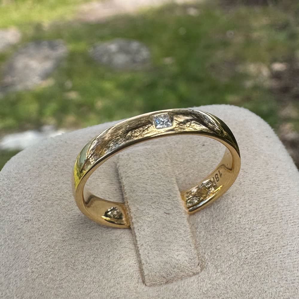 18k gold ring with drop set princess cut