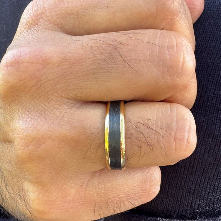 9kYellow gold with carbon fibre ring