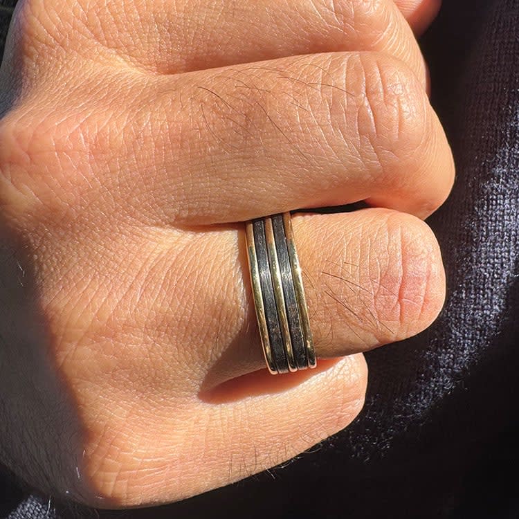 Carbon fibre stripped on gold ring