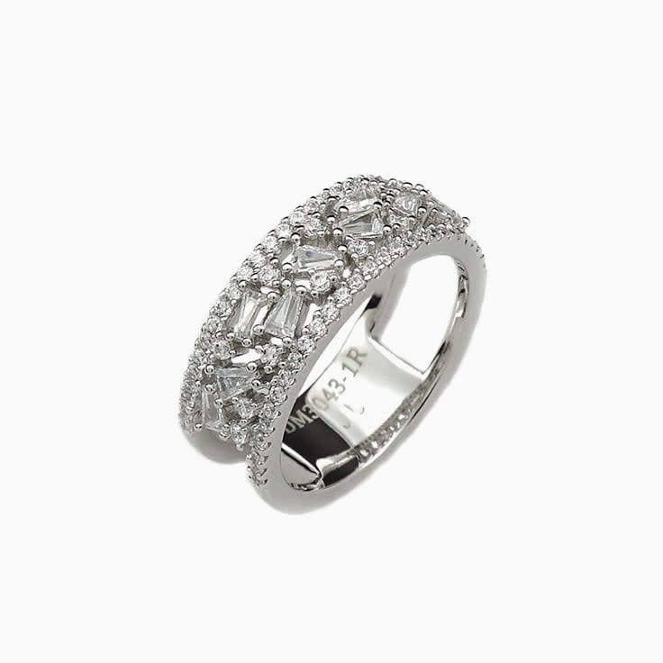 Luxe tapered baguette ring