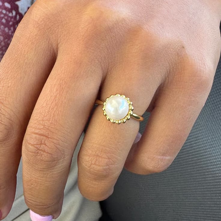 Opal and yellow gold ring